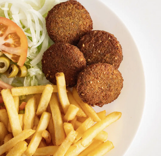 Falafel Con Patatas Fritas Y Ensalada