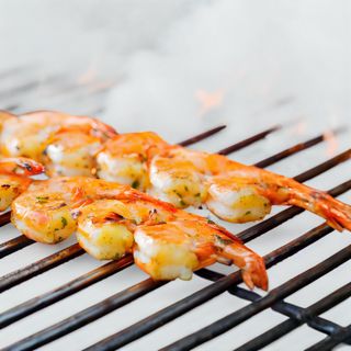 Spiedini di gamberi alla griglia