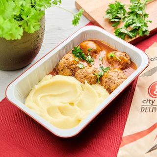 Chifteluţe marinate servite cu piure “Rally”