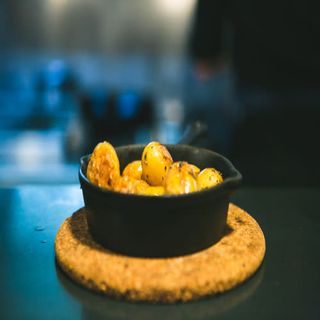 Tapa De Patatitas De Río Horneadas Con Aceite De Orégano Y Alioli