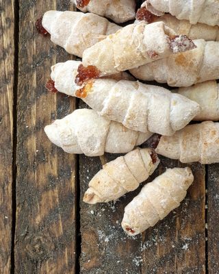 Рогалик з джемом вишневий (150г)