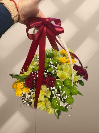 Кошница с хризантеми, мини рози и алстромерии