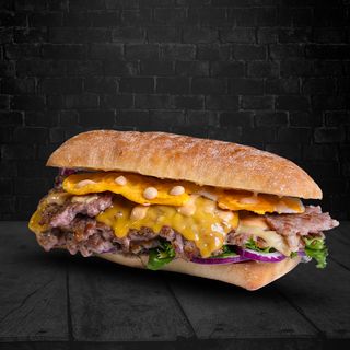 Panino con formaggio e uovo