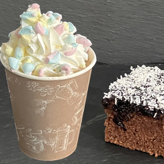 Ciocolată caldă (180ml) + desertul zilei