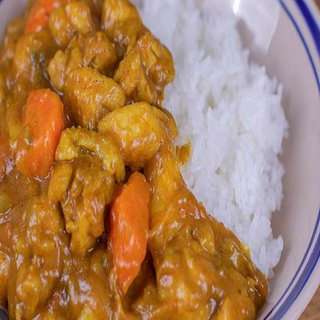 Bol de pollo con salsa curry