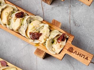 Вареники з яловичини, вяленими томатами та сирним соусом морне (250g)