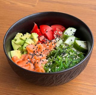 Боул з лососем та авокадо (390г)