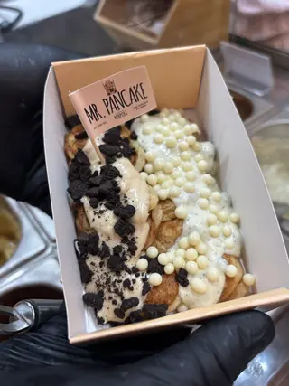 10 Minipancake con Crema Oreo - Crema Happy Hippo - Praline bianche - Biscotto Oreo sbriciolato (contiene glutine / contiene lattosio)
