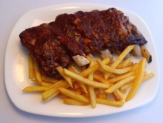 Costillar con salsa BBQ con patatas 