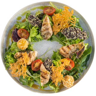 Боул з курячим стейком , кіноа та хрусткою моцарелою