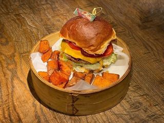 Спайсі бургер зі свининою та беконом (510g)