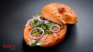 Sandwich bagel cu somon fume