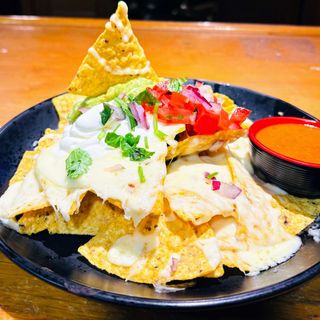 Nachos con guacamole y ternera