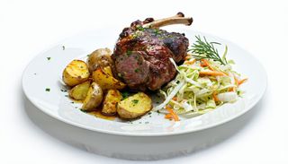 Ciolan italian de porc la cuptor  cu cartofi aurii si salata de varza