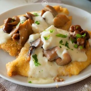 Cotoletta di pollo con cotto, mozzarella e funghi