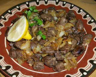 Пилешки сърца с лук на тиган (300г)