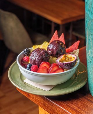 Bowl de Açaí, Frutas, logurte, Granola e Mel