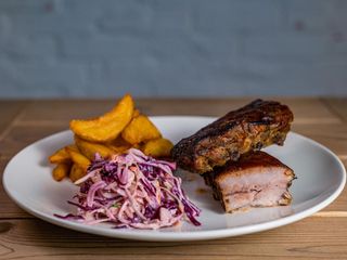 Costiță de porc cu cartofi wedges și salată coleslaw