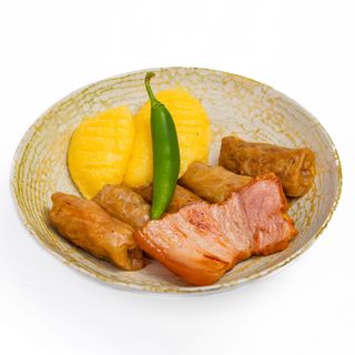 Sarmale in foi de varza cu costita si mamaliga