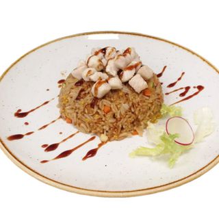 Riso bianco saltato con pollo, verdure e salsa teriyaki