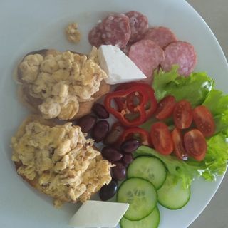 Oua scrambled cu crispy bacon