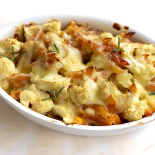 Plato gratinado con carne de pollo y ternera y patatas 