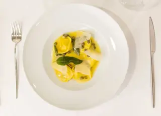 Ravioli cu sturion, sos de unt si capere
