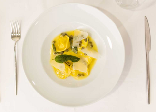 Ravioli cu sturion, sos de unt si capere