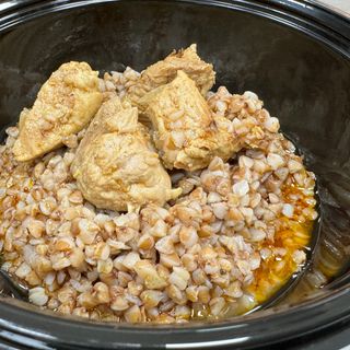 Гречка з гуляшем із свинини та салат морква по корейськи, хлібчик (450г)