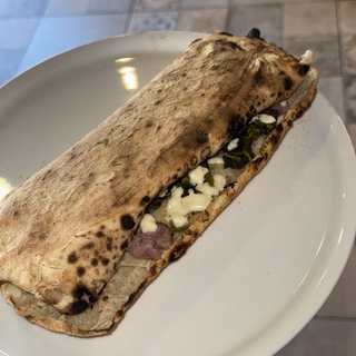 Serrano y mozzarella de búfalo panuozzo