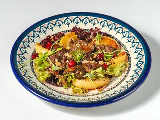Салат з курячою печінкою та карамелізованими яблуками (200g)