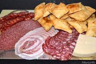 Selezione di salumi e formaggi tipici con gnocco fritto 