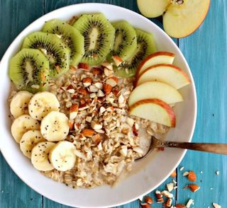 Voćni mix sa ovsenim pahuljicama i bademima