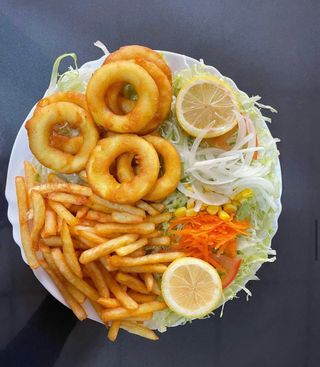 Plato Vegetal Con Ensalada, Patatas Y Calamares