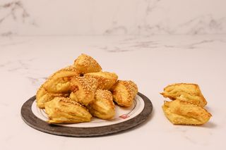 Mini-pateuri cu brânză sărată