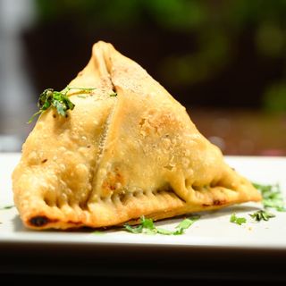 Samosa de Cordero y  Queso 1 unidad