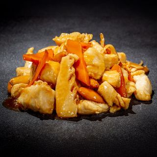 Pollo con mandorle carote e bambù