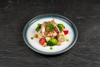 Теплый салат с цыпленком (250г)