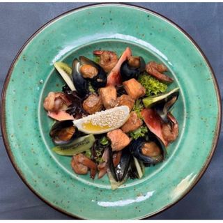 Салат з морепродуктами та лаймовим соусом (300 г)