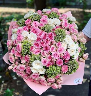 Buchet miniroze si hortensie