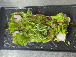 Куряче стегно на булочці бріош (250g)