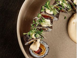 Авторський лососевий макі із сиром чедер та спайсі соусом (345g)