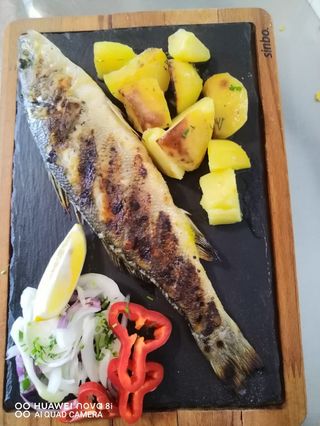 Лаврак с гарнитура сотирани картофи