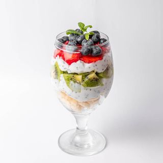 Jogurt kokosowy z owocami