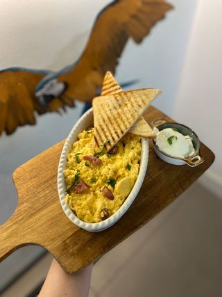 Kajgana sa njeguškom kobasicom i sirom 400g