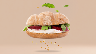 Kanapka żytnia z kozim serem