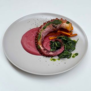 Pulpo con puré rosado, batatas fritas y aceite verde aromático