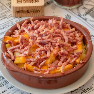 Patatas con bacon y queso