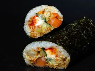 Рол З копченим лососем (330g)