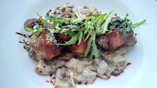 Muschiulet de porc invelit în pancetta cu sos de ciuperci